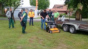 Jugendliche üben den Umgang mit Rasenmähern