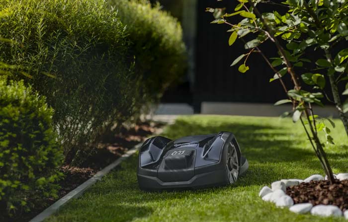 Husqvarna Mähroboter beim Rasenmähen im Garten