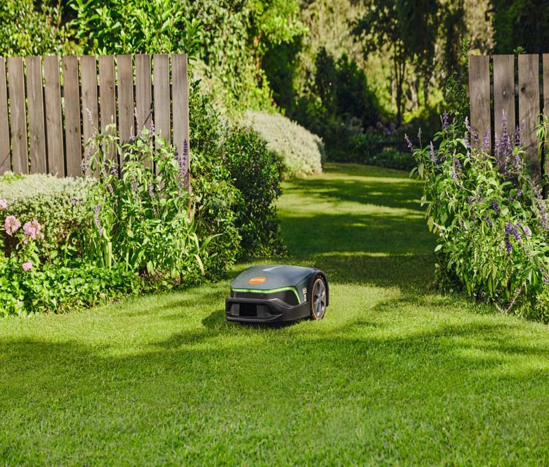 STIHL iMow beim Einsatz auf dem Rasen in einem Garten