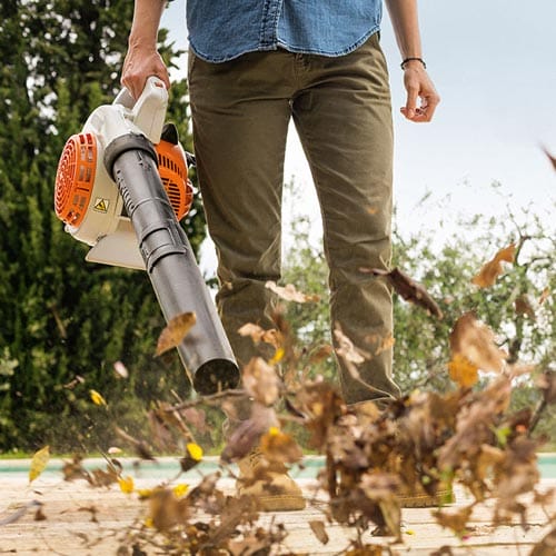 Laubbläser im Einsatz