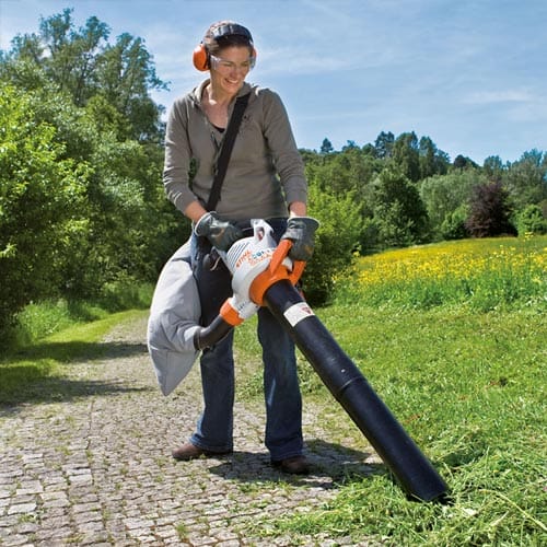Laubbläser im Einsatz